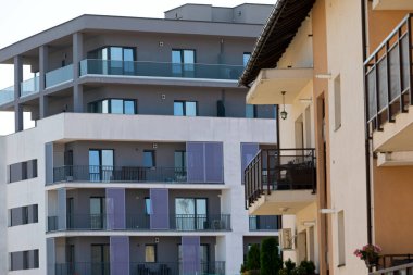 Romanya 'nın Cluj- Napoca kentindeki yeni yerleşim bölgesi - İnşaatta düz bloklar  