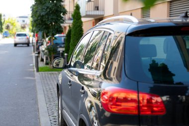 Cluj, Romanya 'nın Napoca kentindeki park yerindeki parlak modern arabanın resmini kapat