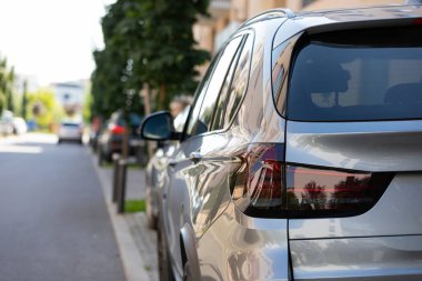 Cluj, Romanya 'nın Napoca kentindeki park yerindeki parlak modern arabanın resmini kapat