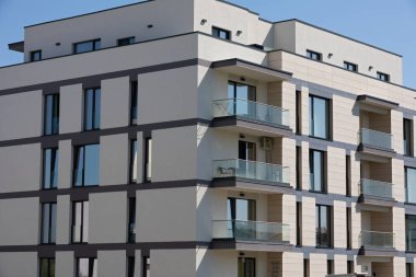 Romanya 'nın Cluj- Napoca kentindeki yeni yerleşim bölgesi - İnşaatta düz bloklar  