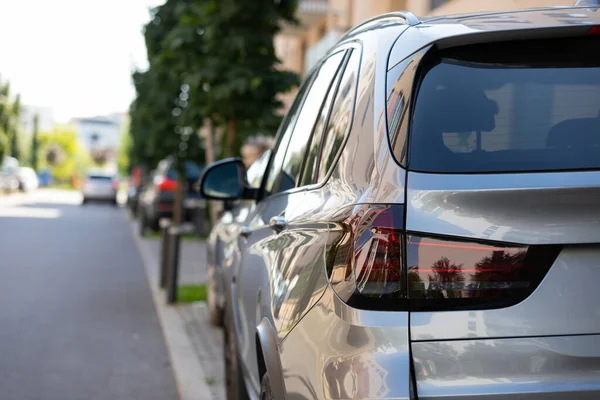 Großaufnahme Bild Von Glänzenden Modernen Auto Auf Dem Parkplatz Cluj — Stockfoto