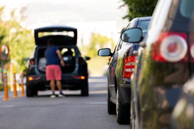Cluj - Napoca, Romanya 'daki park yerinde modern bir arabanın fotoğrafı  