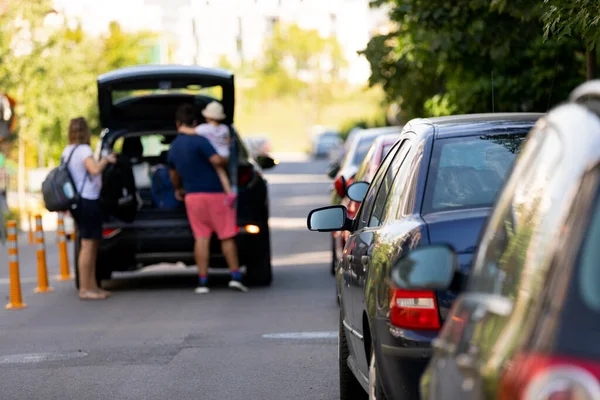Cluj - Napoca, Romanya 'daki park yerinde modern bir arabanın fotoğrafı  