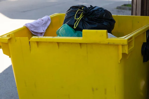 Close Picture Trash Bin Full Garbage Street — Stock Photo, Image