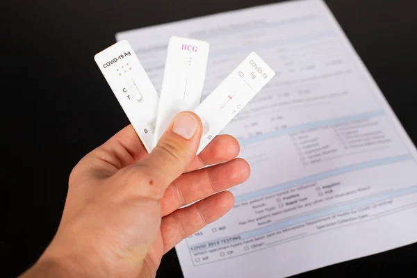 Närbild Man Hand Håller Coronavirus Test Och Medicinska Papper Balck — Stockfoto