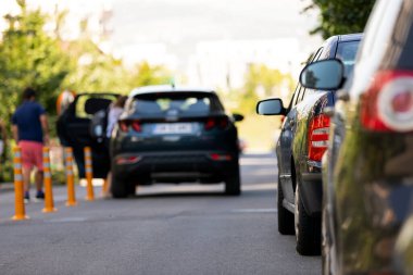 Cluj - Napoca, Romanya 'daki park yerinde modern bir arabanın fotoğrafı  