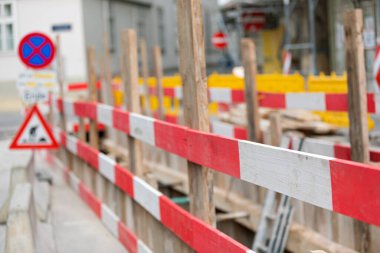  Yol çalışmaları, yol işaretleri ve bariyerler, devam ediyor.