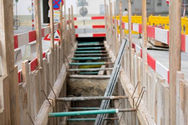  Yol çalışmaları, yol işaretleri ve bariyerler, devam ediyor.