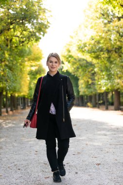 Ceketli, dışarıda poz veren güzel bir kadının portresi.