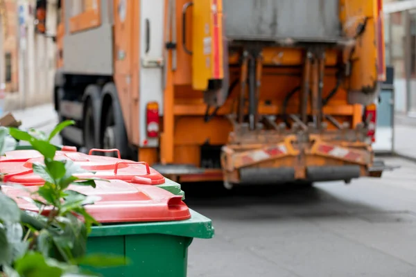 Immagine Camion Della Spazzatura Che Raccoglie Rifiuti Una Grande Città — Foto Stock