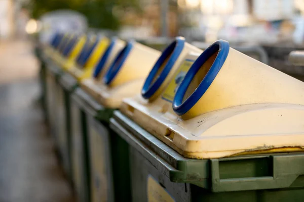 Close Picture Trash Bin Full Garbage Street — Stock Photo, Image