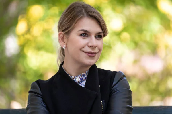 Retrato Uma Bela Jovem Mulher Casaco Posando Livre Fotos De Bancos De Imagens