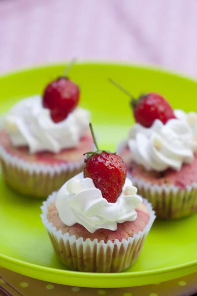 Όπλα στο φράκτηStrawberry cupcake — Stockfoto