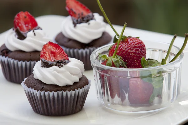 Cupcake al cioccolato con fragola — Foto Stock