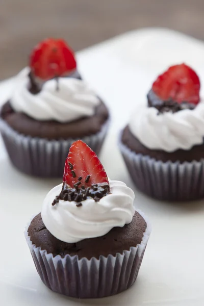 Schokoladen-Cupcake mit Erdbeere — Stockfoto