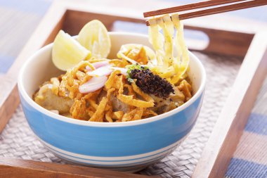 Khao soi curry noodle Kuzey Tayland geleneksel yemekleri.