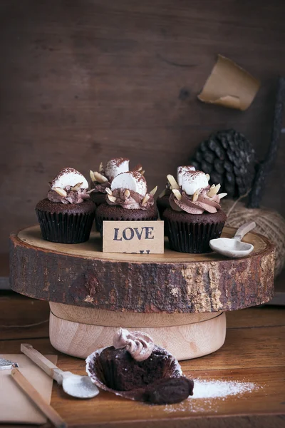 Schokoladen-Cupcake mit Liebesetikett. — Stockfoto