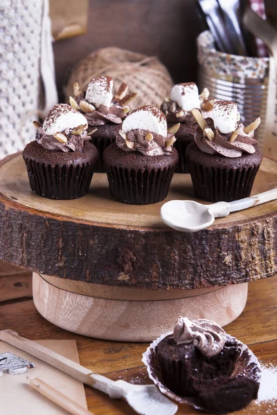 Cupcake al cioccolato con marshmallow — Foto Stock