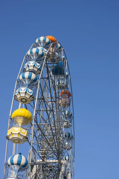 Rueda de la fortuna y cielo azul. —  Fotos de Stock