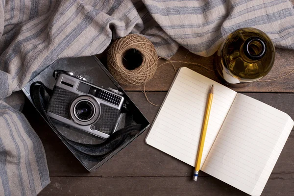 Vintage camera en notebook — Stockfoto