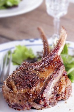 Kuzu pirzolası biftek