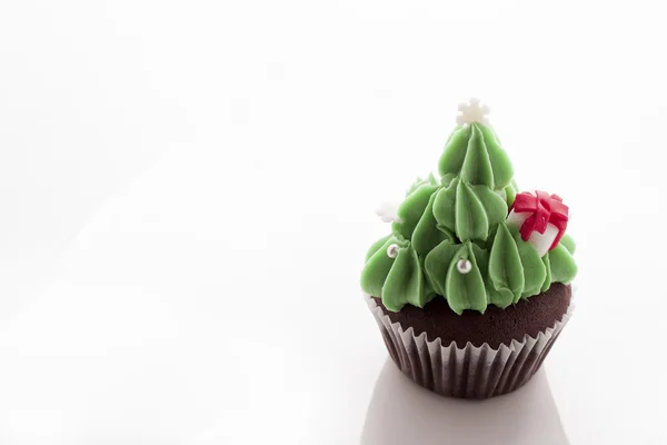 Kerstboom cupcake op witte achtergrond — Stockfoto