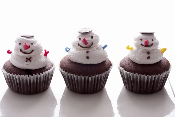 Snögubbe cupcake på vit bakgrund — Stockfoto