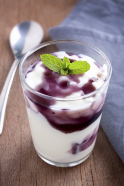 Böğürtlenli yoğurt