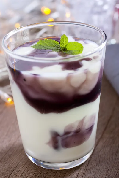 Närbild på blåbär yoghurt — Stockfoto