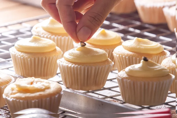 Fazer cupcakes — Fotografia de Stock