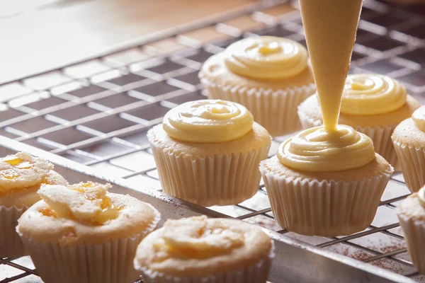 Fazer cupcakes — Fotografia de Stock