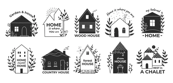 Logo casero de garabato. Casa de madera de campo dibujada a mano con jardín. Alquiler chalet pueblo y casa de pueblo. Acogedor edificio y plantas signos de silueta. Vector emblemas de dibujo de bienes raíces — Vector de stock