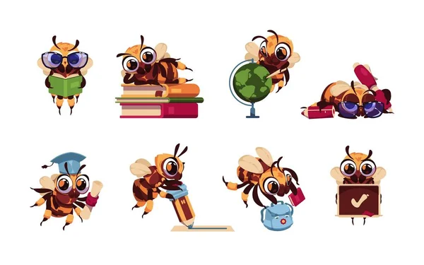 Abelha escolar. Bonito cartoon crianças mascote com material de estudo. Abelha usando óculos e segurando caneta ou lápis. Personagem de insecto com livros e globo. Conjunto de abelhas educadas em vetor —  Vetores de Stock