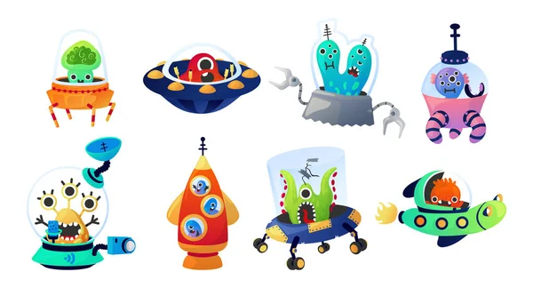 Alienígenas com nave espacial. Cartoon criaturas invasoras cósmicas voando no transporte espacial cômico. Cosmonautas a conduzir naves espaciais. Monstros infantis no universo de descoberta de foguetes. Conjunto de OVNIs vetoriais —  Vetores de Stock