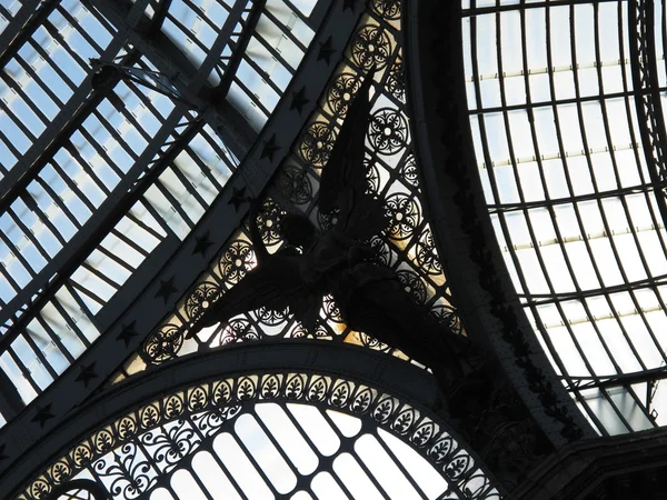 ガレ リア ・ ウンベルトの天井はナポリの。イタリア — ストック写真