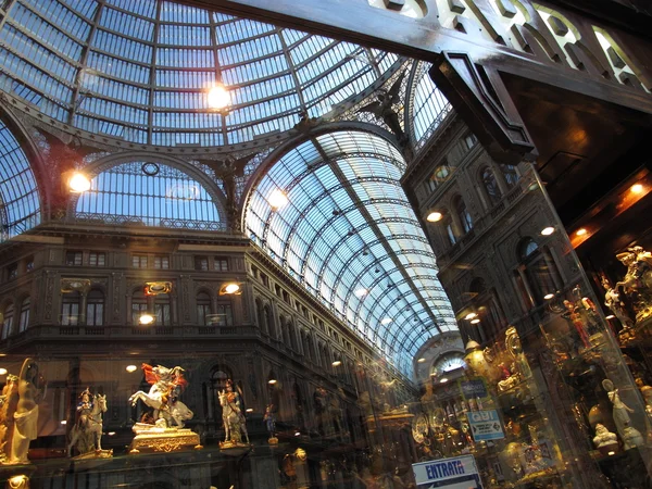 Techo de la galería Umberto I en náufragos. Italia — Foto de Stock