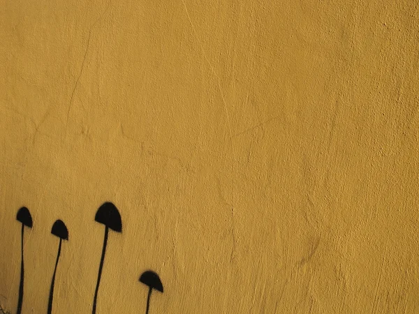 Fundo amarelo e cogumelo preto pintado — Fotografia de Stock