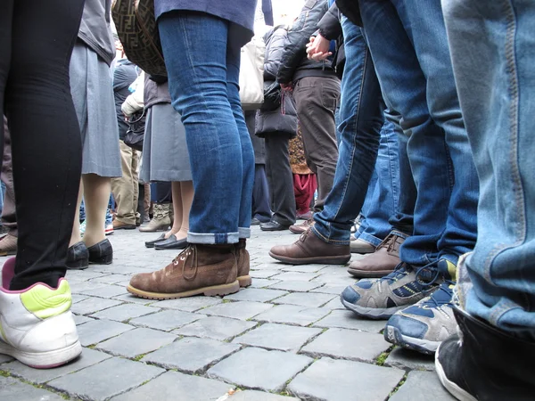 Feet of waiting in a crowd — Stock Photo, Image