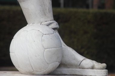 olimpik spor heykel - futbol