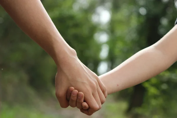 Bambini che si tengono per mano — Foto Stock