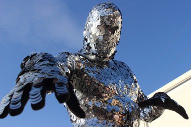 erkek soyunma parlak metalik diskler