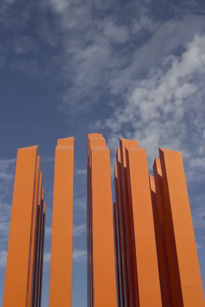 现代的橙色方尖碑 — 图库照片