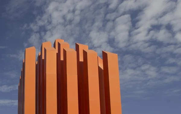 现代的橙色方尖碑 — 图库照片