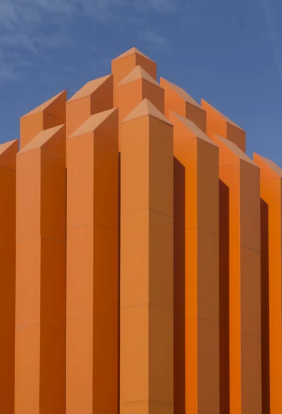 モダンなオレンジ色のオベリスク — ストック写真