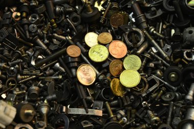 paraları bir yatakta eski vidalar