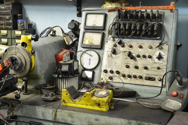 Ηλεκτρο-μηχανικό εργαλείο σε ένα εργαστήριο — Φωτογραφία Αρχείου