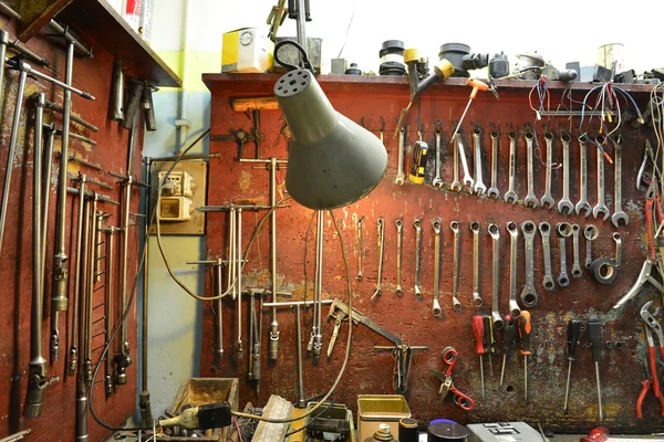 Instrumenten van een mechanische werkplaats, op een muur — Stockfoto