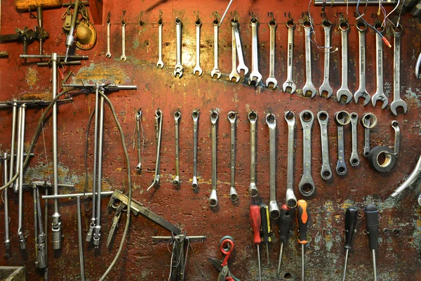 Werkzeuge einer mechanischen Werkstatt, an einer Wand — Stockfoto