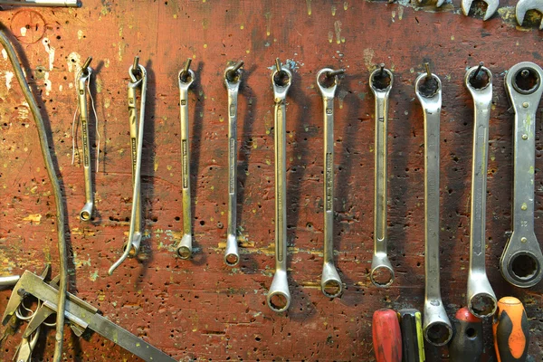 Las herramientas de un taller mecánico, en una pared — Foto de Stock