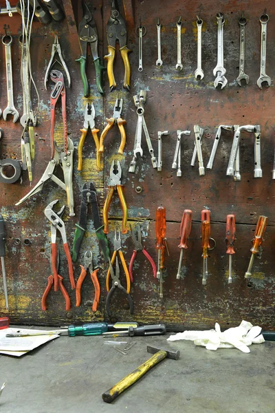 Werkzeuge einer mechanischen Werkstatt, an einer Wand — Stockfoto